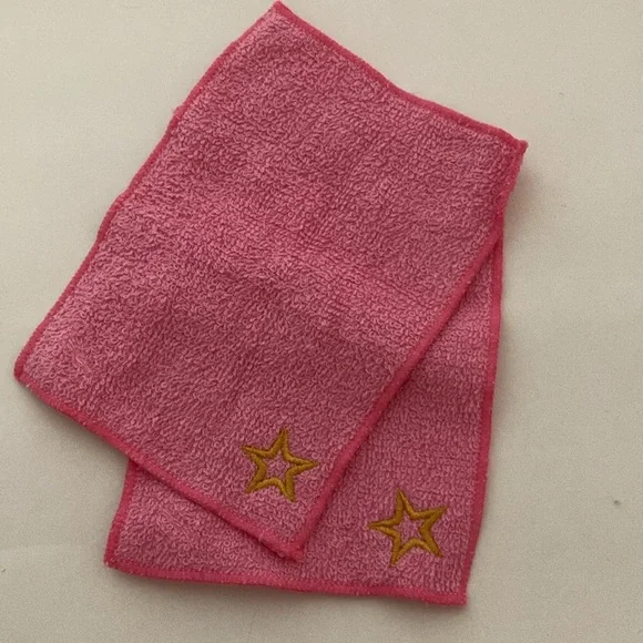 American Girl Grand Hotel silver nightstand,  flowers, vase and towels - Picture 7 of 8